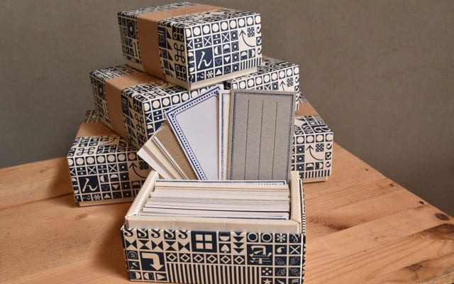 活版印刷の余り紙を活用したメッセージカード。活字をイメージしたモノグラムの箱も味わい深い