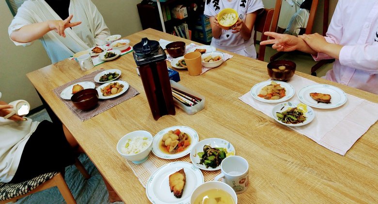 みんなで仲良く食事をする様子