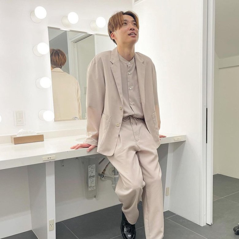 メイクルームでリラックスする河井さん