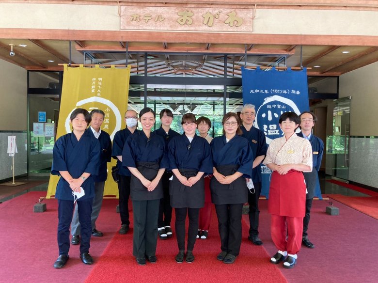 ホテルおがわの従業員とおてつたび（中央3人）の人たち