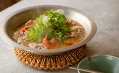 年の瀬に冷蔵庫の片づけ、あまりがちな調味料でつくる「えびと豚肉のパクチー鍋」