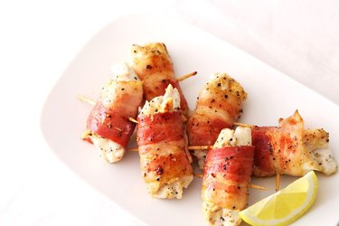 鶏胸肉のベーコン巻きレシピ「肉で肉を巻く美味しさの新方程式」