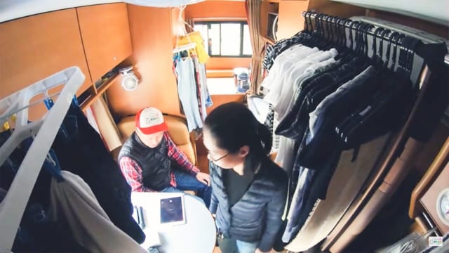 キャンピングカー内で衣替えをするがむっちゃん(右)とがっちゃん