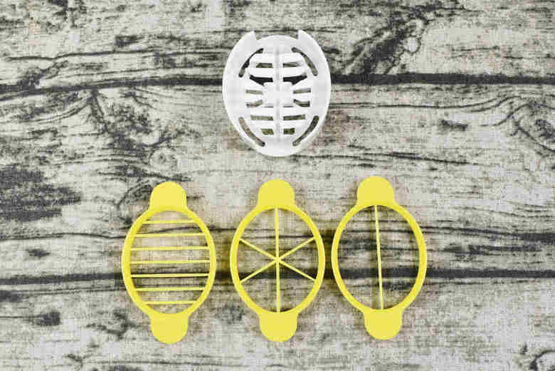 セリアのおすすめキッチン用品「3way卵切り器」の使用中画像