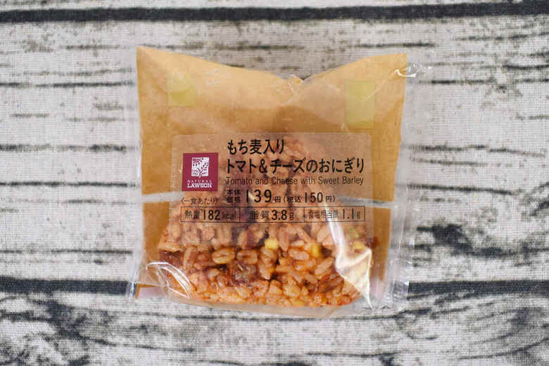 ナチュラルローソンのおすすめおにぎり「もち麦入りトマト＆チーズのおにぎり」のパッケージ画像