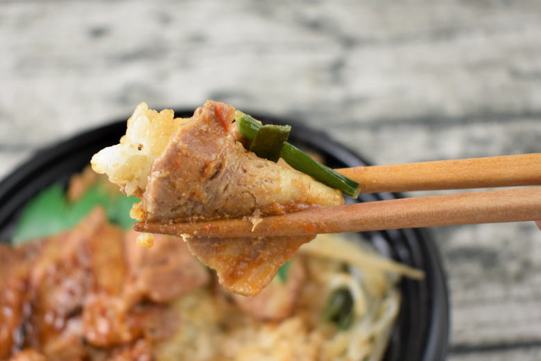 ファミマのおすすめランチ「炙り焼 ダブル味噌豚丼」のアップ画像