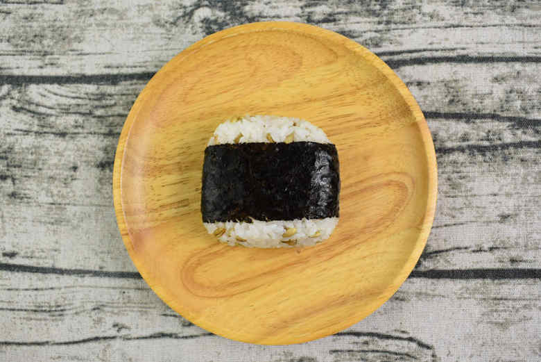 ファミマのおすすめおにぎり２「ベーコンチーズペッパー＆マヨネーズ」の画像２