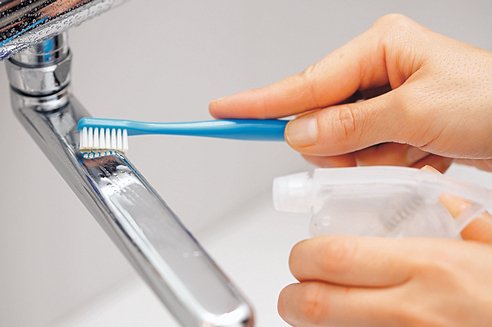 蛇口のくもりは吹きつけて古歯ブラシでブラッシング