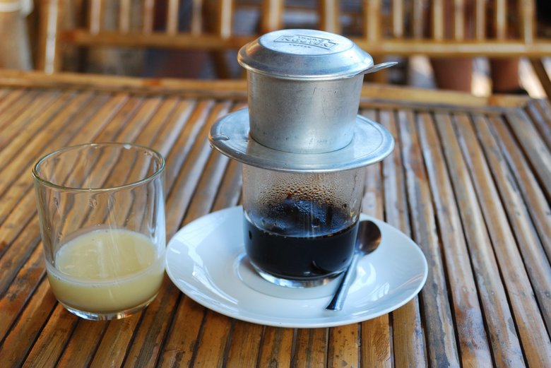 苦いコーヒーをコンデンスミルクと一緒に楽しむ「ベトナムコーヒー」