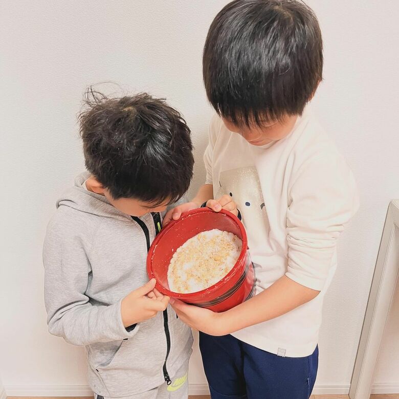 親子で味噌作りを楽しむ