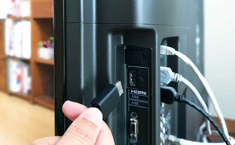 ▲テレビの背面や側面にあるHDMI端子にケーブルをつなぐ