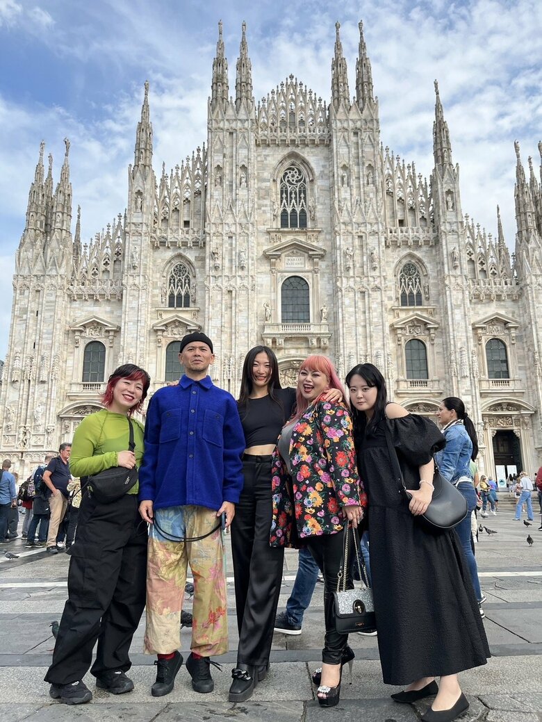 ミラノ・ファッションウィークに参加した記念にデザイナーさんとモデル仲間と