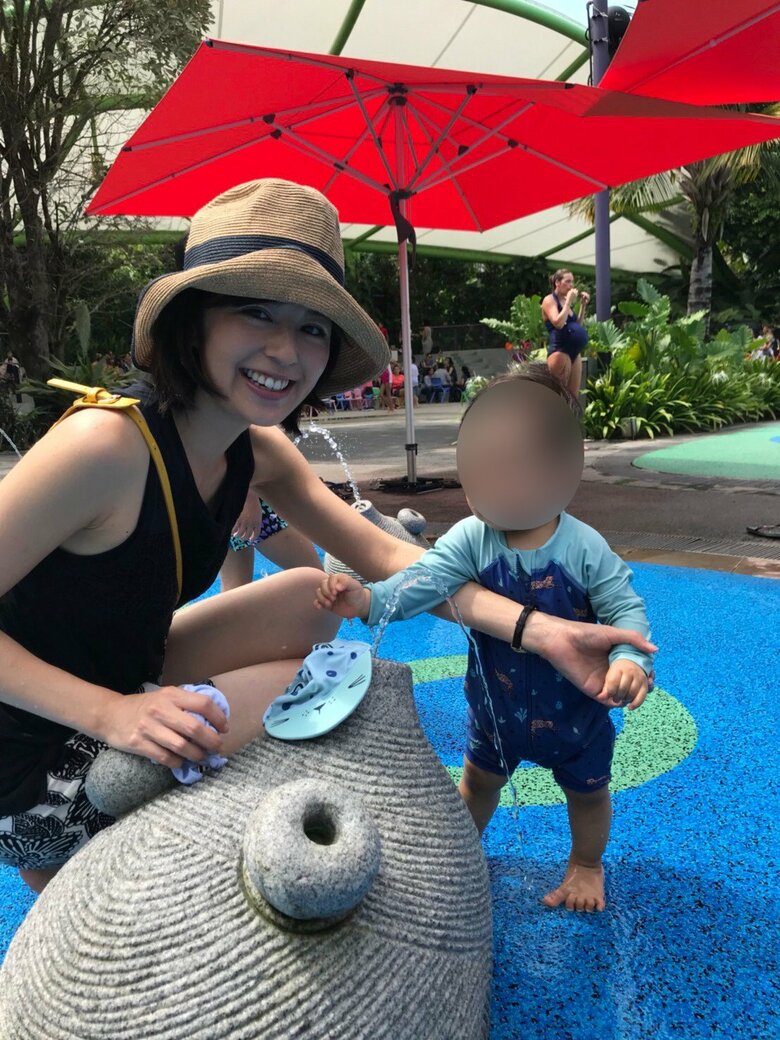長男と水遊び中の中野さん。シンガポールは子どもと一緒に楽しめるスポットがたくさん