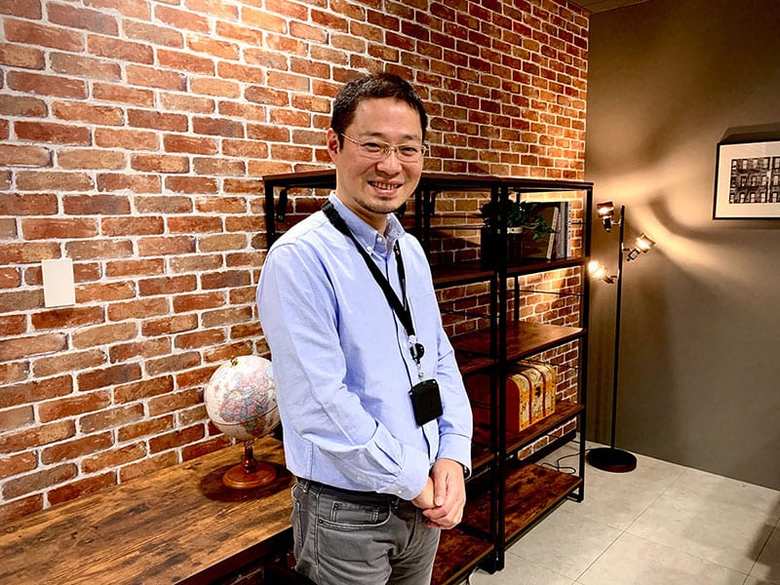 株式会社ショーケース コーポレート本部 人事部 部長 山田 剛さん。1999年、株式会社ジェイビーコンピューターに入社。取締役として事業に携わる。2001年にトレンドマイクロ株式会社へ転職。家電量販店営業→ マーケティング→EC営業→法人営業→人事と幅広い職種を経験。2019年11月より現職にて人事部長として「社員と会社が共に成長する組織」を目指す。