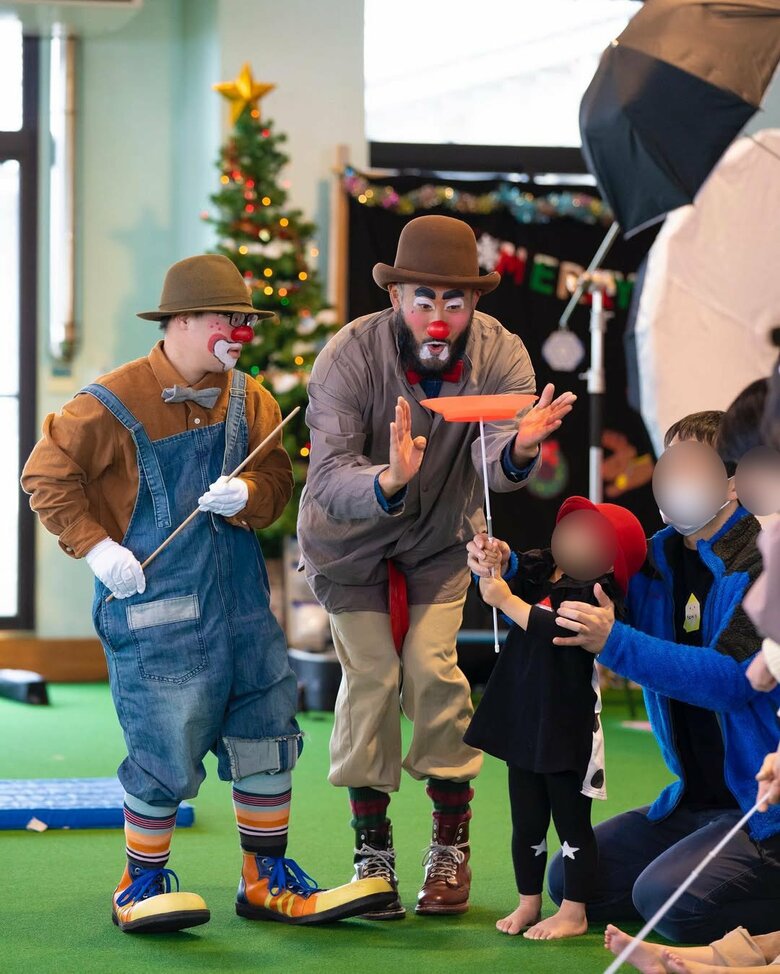 クリスマス会で子どもたちと交流するToKa & KoTa