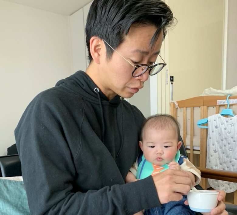 子どものお世話をする渕上さん