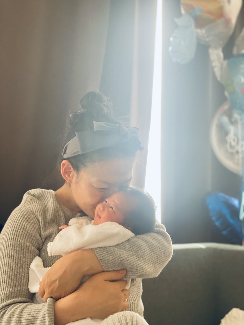 不妊治療の末に誕生した我が子を抱くだいたさん。愛しさが溢れる