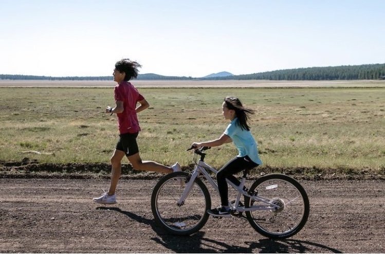 大迫選手に自転車で並走する長女
