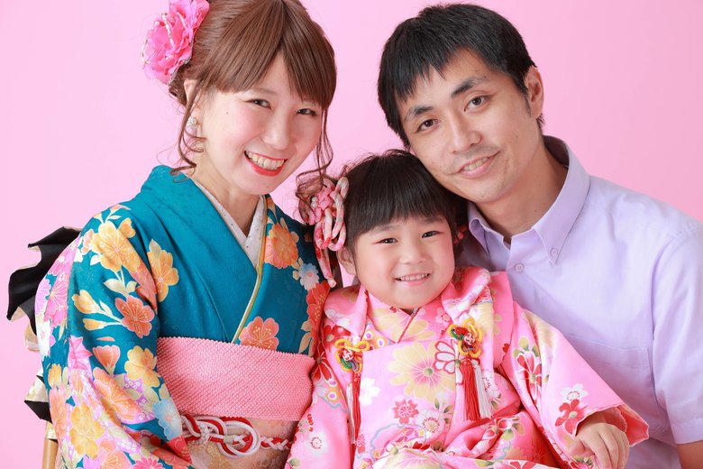 AYA世代のがん患者向けの振袖無料撮影会に参加した家族。写真から温かい雰囲気が伝わってきます