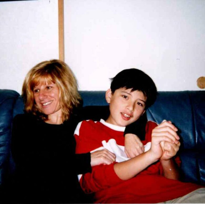 城田優さん10歳のころ、ぺピーさんと自宅でくつろぐ様子