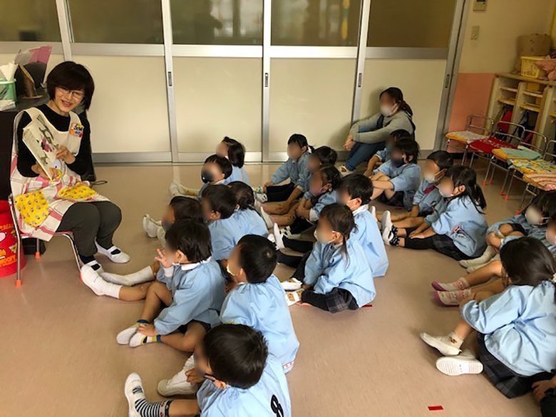 幼稚園の教育実習で絵本の読み聞かせをする水野さん