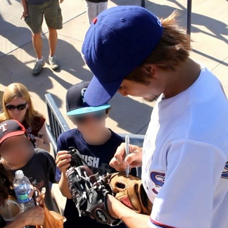 2012年、テキサスにて地元ファンにサインするミニビッシュさん