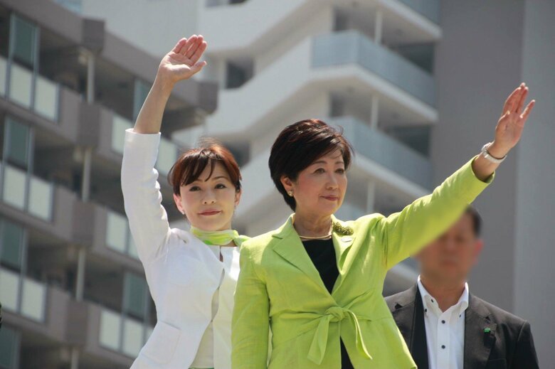 選挙活動中に小池百合子都知事と