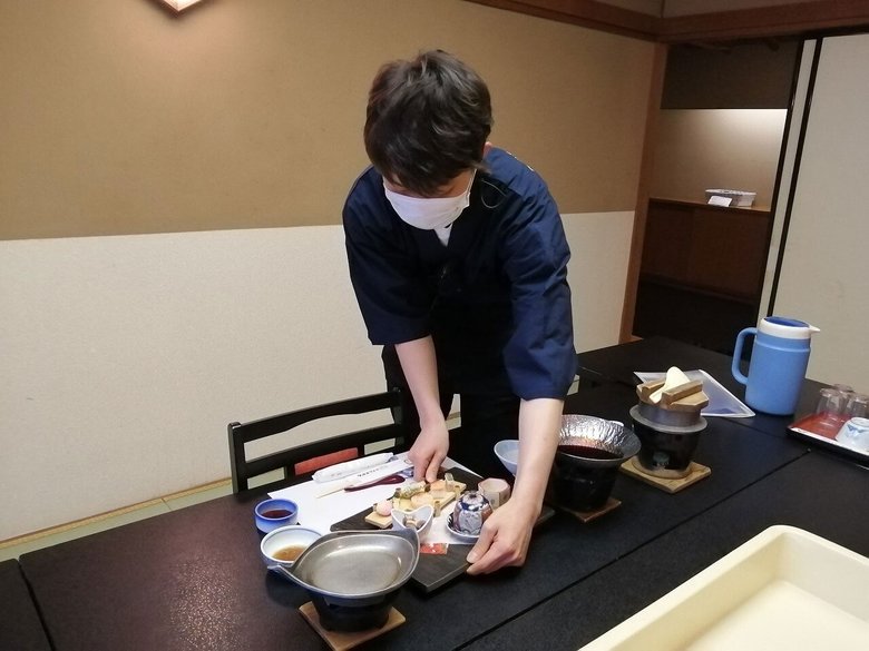 料理をセットするおてつたびスタッフ