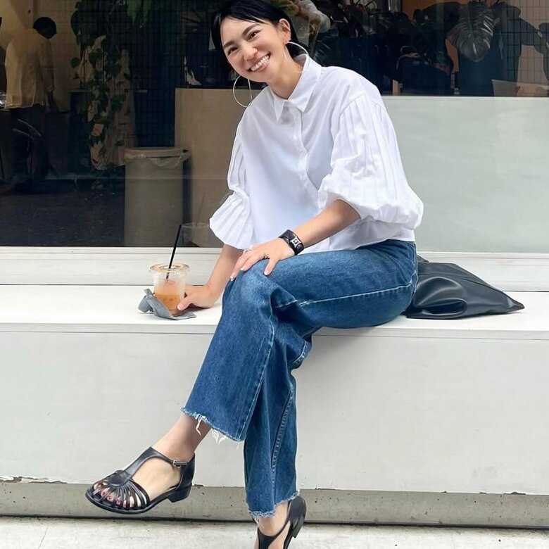 カフェでのさりげないショットもおしゃれ！