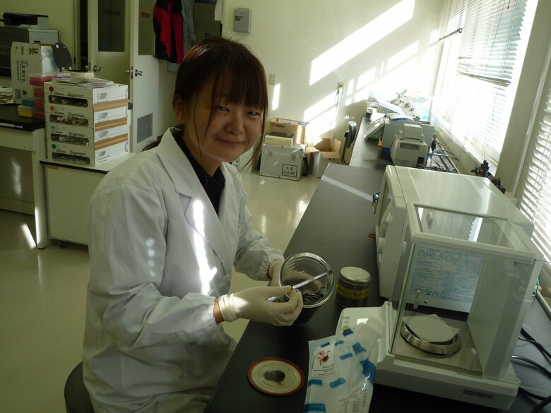 大学時代、研究室で実習をする様子