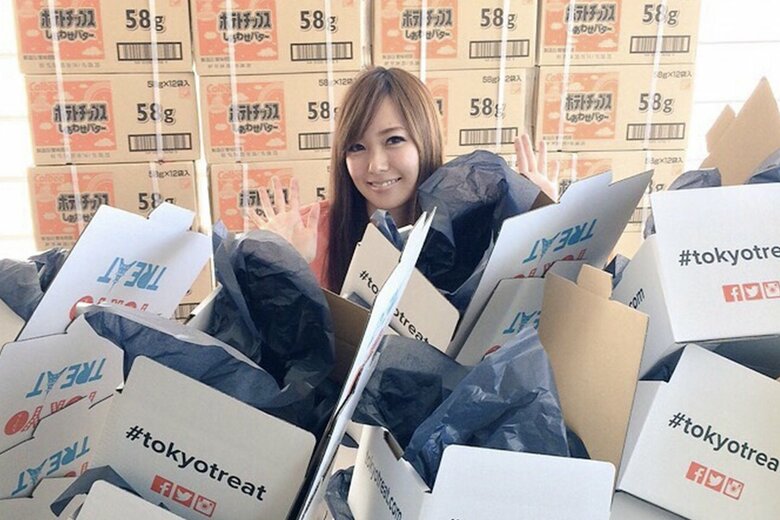 箱に囲まれる近本さん