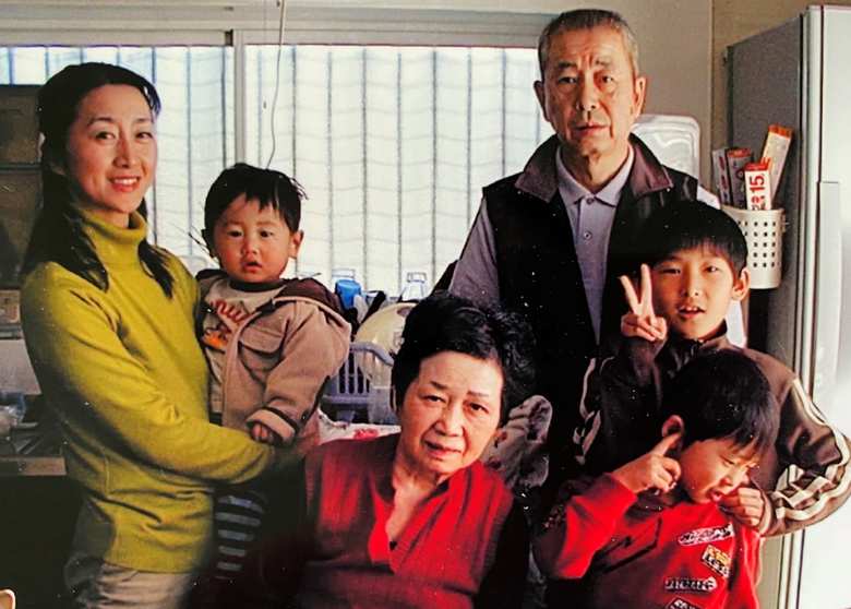 茨城に戻ったご両親、3人のお子さんと。