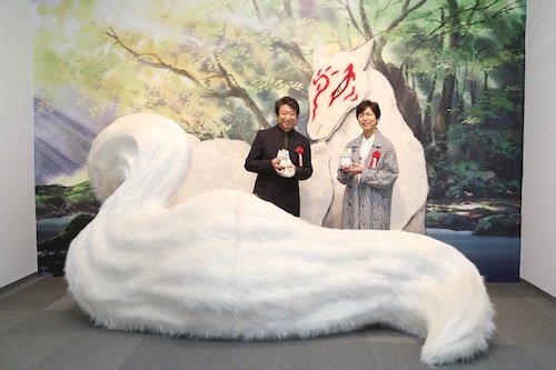 フォトスポットで記念撮影する井上さん、神谷さん