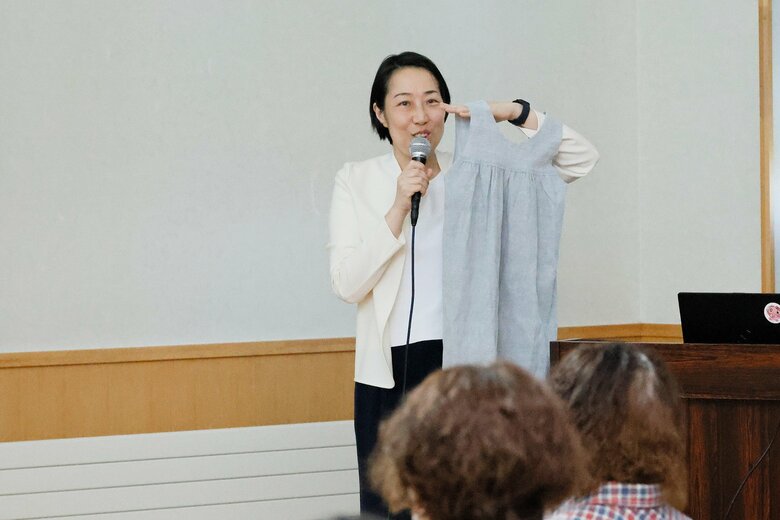 講演で術後の体に配慮した無縫製インナーを紹介し、衣服の工夫を語る