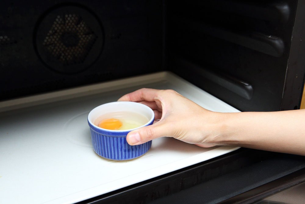 卵を電子レンジで加熱するところ