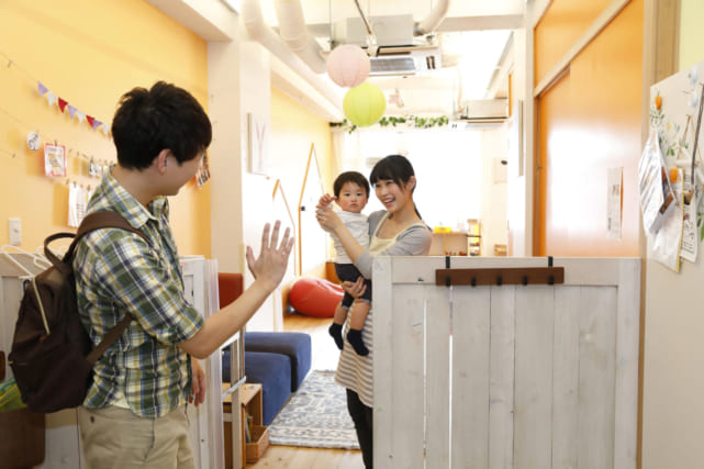 保育園の送りはするようになったあおさんの夫(イメージ)