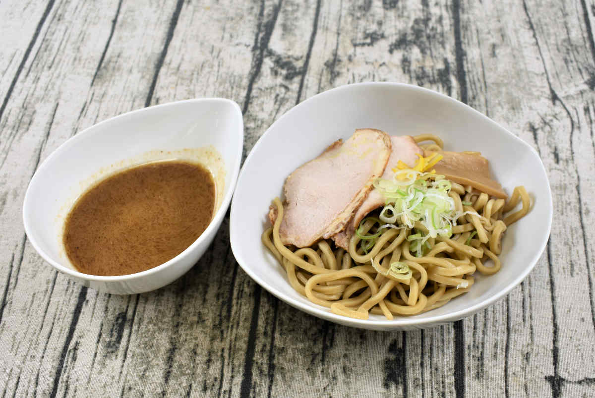 セブンイレブンのおすすめラーメン「とみ田監修 濃厚豚骨魚介冷し焼豚つけ麺」のアップ画像