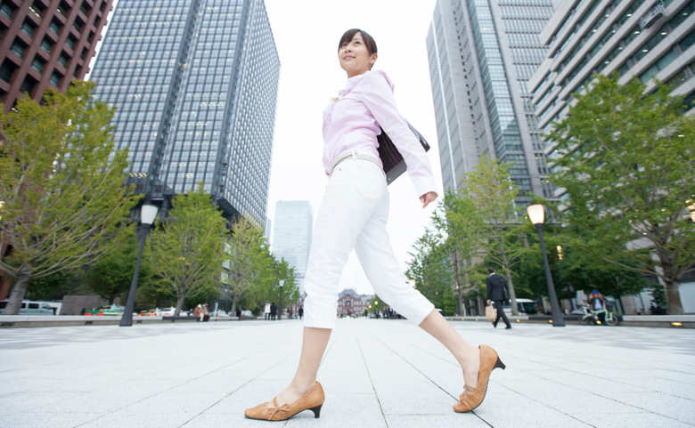 オフィス街を歩く女性