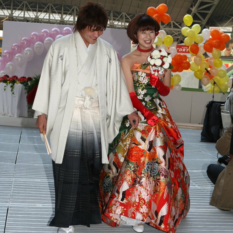 結婚式で照れくさそうな笑顔を見せる大久保嘉人さんと満面の笑みの妻・莉瑛さん