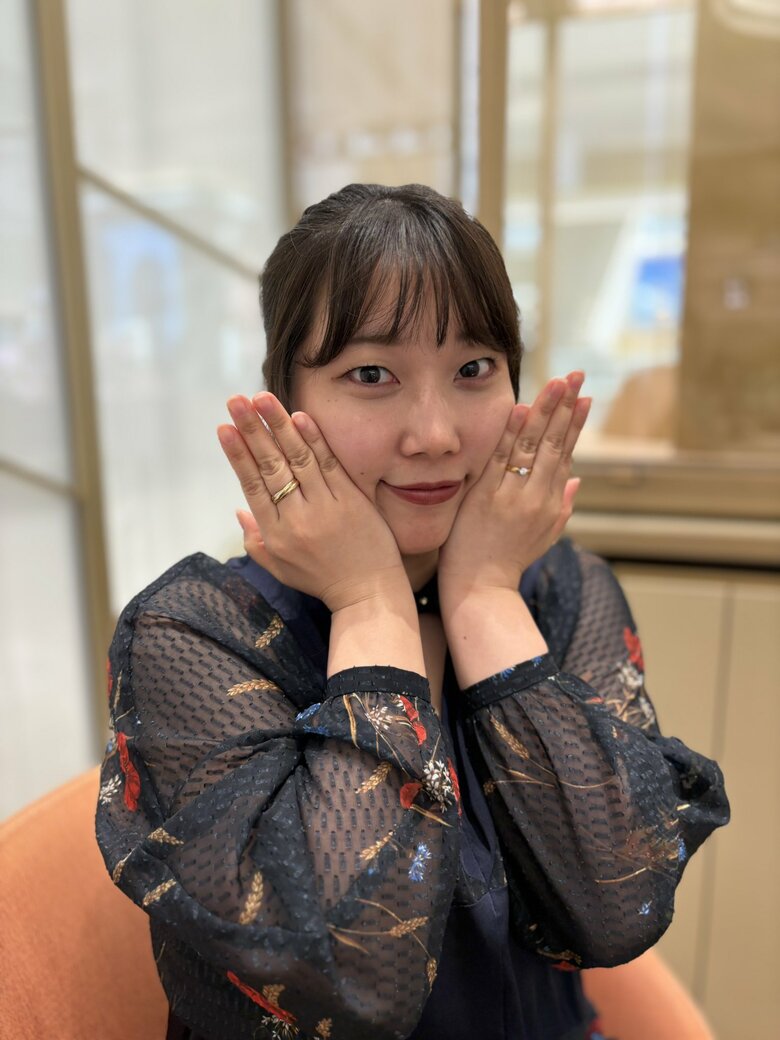 中込さんから贈られた結婚指輪。中込さんの指輪に"エレガント"、山井さんの指輪に"人生"と刻まれている