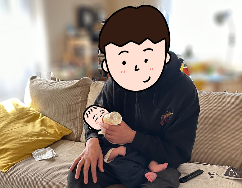 息子にミルクをあげる夫さん