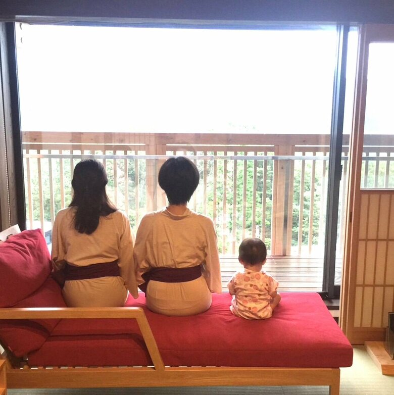 左から母・岡江久美子さん、真ん中・大和田さん、右・娘さん