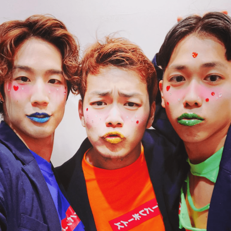 2019年、結成して1年経たないころの3人。ポップなメイクがお茶目！