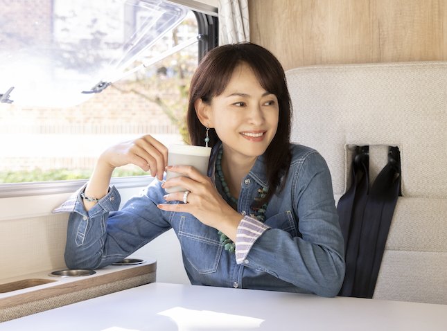 木漏れ日が差し込むキャンピングカーの車内でティータイム