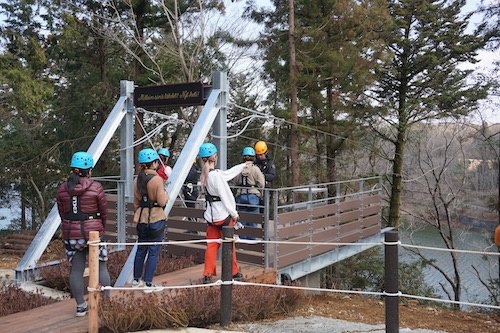 スリル満点のアトラクション「飛行おにのジップラインアドベンチャー」