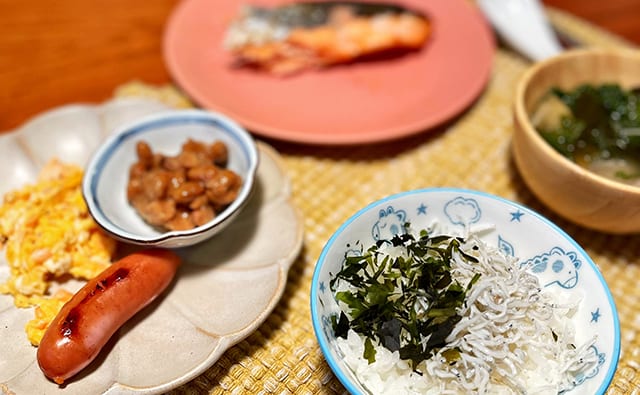 秋元さんの普段の食卓。焼き魚の一部はスクランブルエッグに。シラスのせご飯やあおさ海苔の味噌汁でシーフードたっぷり。