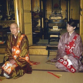 帰国直後、父から僧侶としてあり方を学んでいるところ