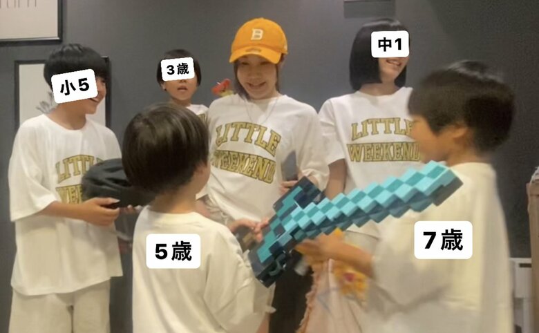 “サクセス太り”を克服し、子どもと笑顔で写真に収まるにーよんさん