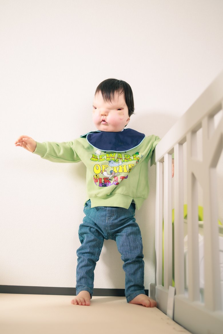 つかまり立ちする未来くん。もうすぐで歩けそう…！