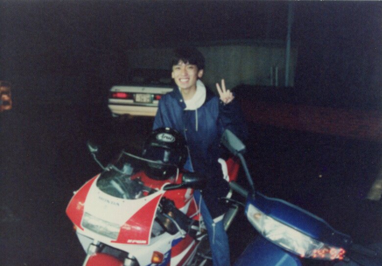 意外とやんちゃだった？バイクにまたがり笑顔を見せる高校時代の純さん